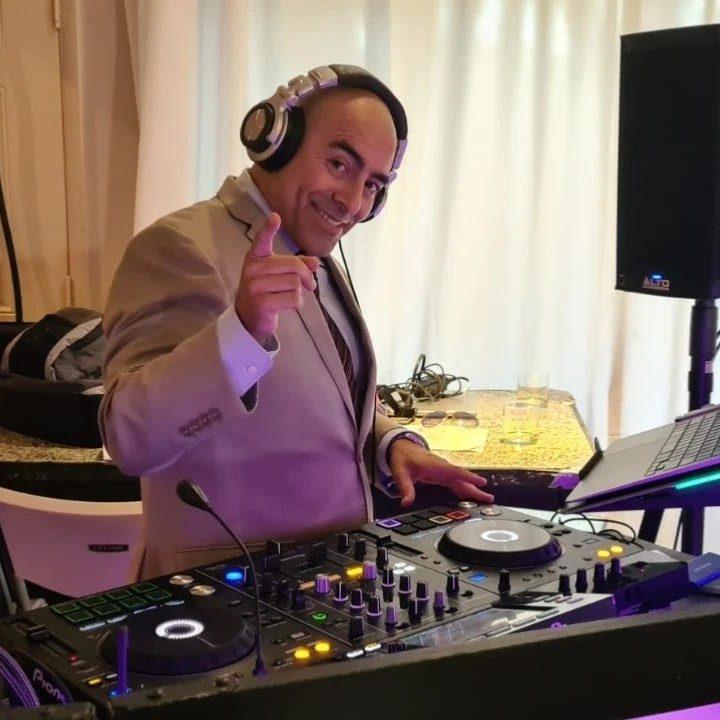 DJ Calmet en su cabina
