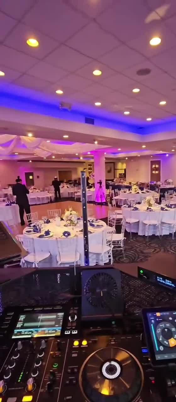 Salón con iluminación de colores